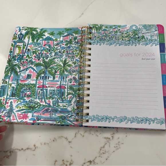 π Lilly Pulitzer Daily Planner 23-24, Large Agenda Hardcover! - Picture 11 of 14